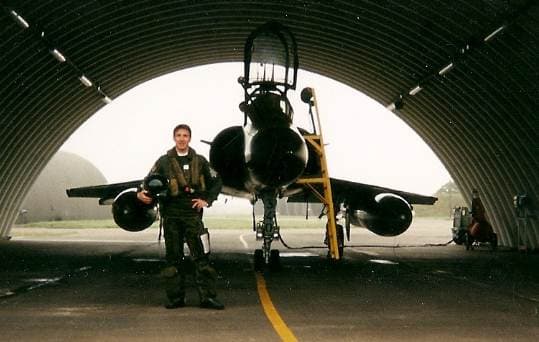 Steve Chesnel devant un Mirage 2000N — Base de Luxeuil, 1998